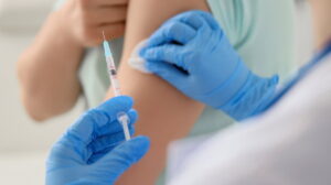 Vacina meningite B: indicações, doses e reações