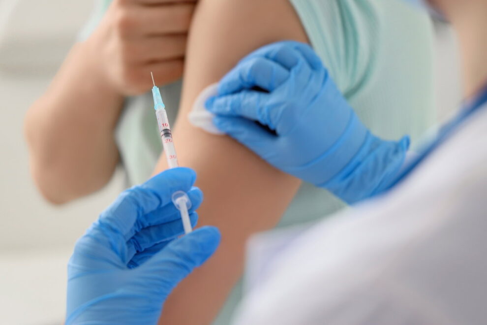 Vacina meningite B: indicações, doses e reações